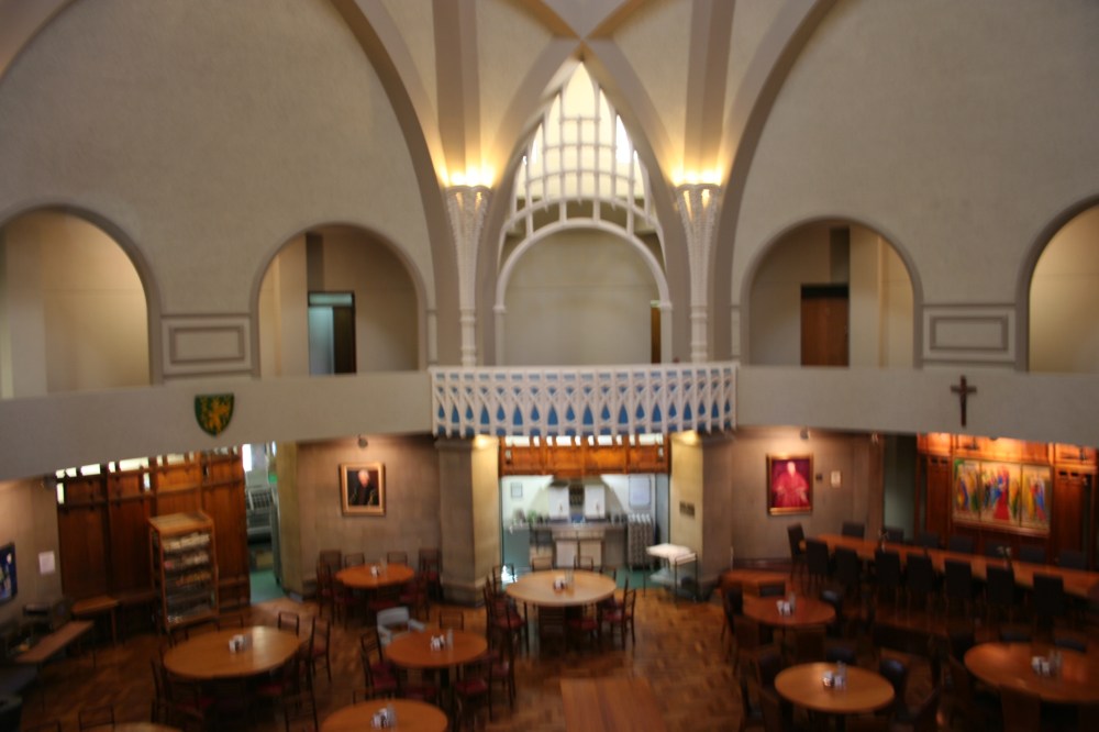 The circular dining room beneath the dome.