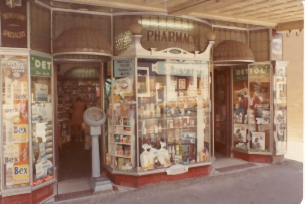 Brinsmead-shopwindow-1975